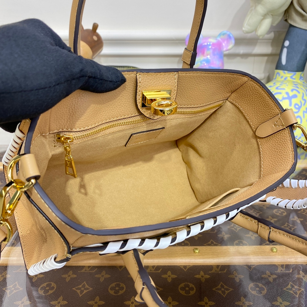 Louis Vuitton On My Side PM