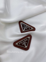 Логотип металлический Прад. темно-коричневый на коже серебро