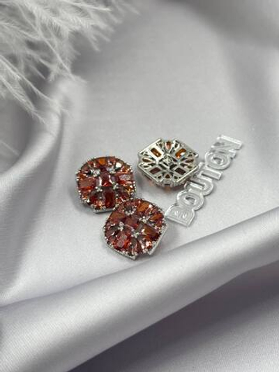 Пуговицы серебристые с красными (оранжевыми) цирконами