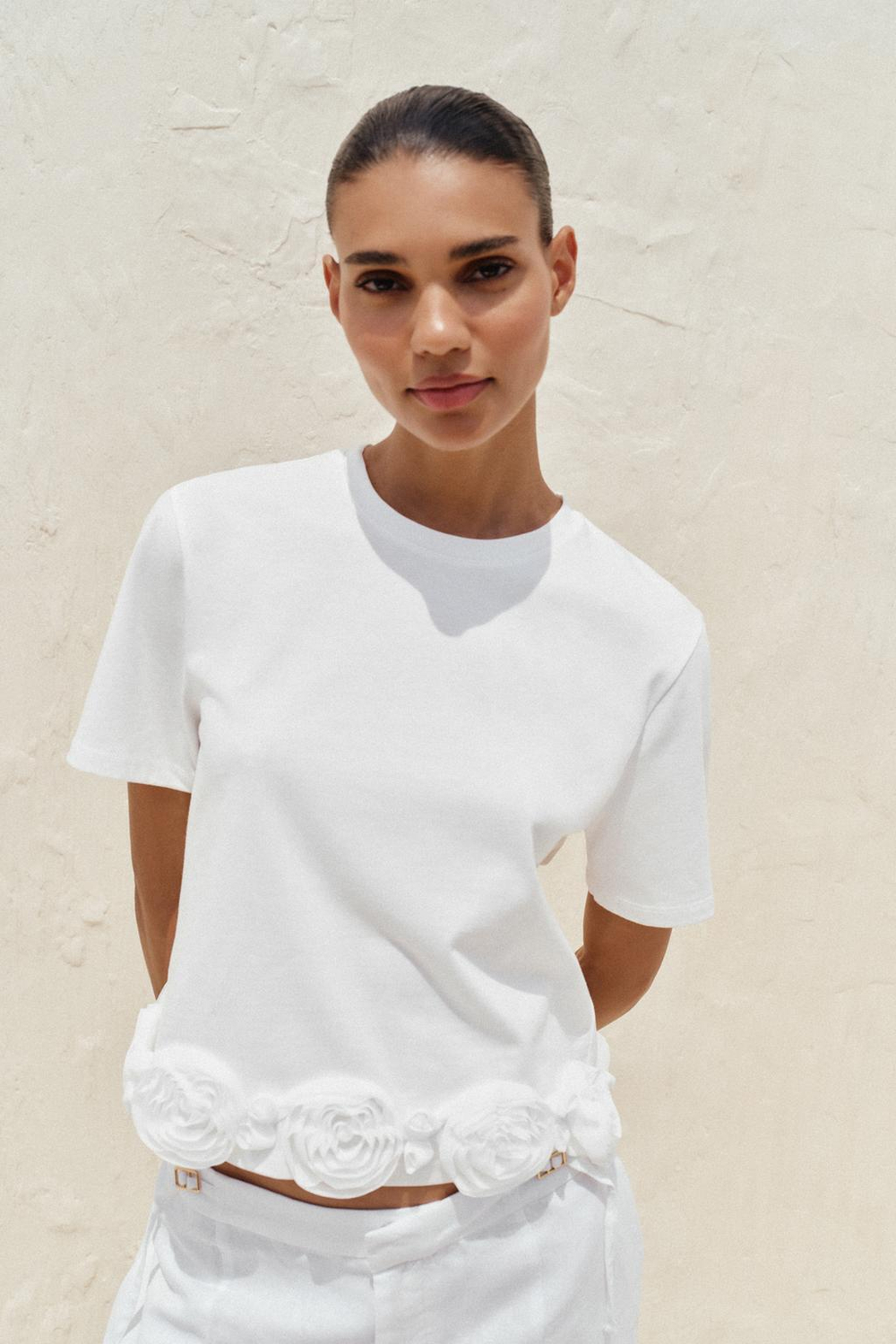 ZARA ФУТБОЛКА С РЕЛЬЕФНЫМИ РОЗАМИ, БЕЛЫЙ