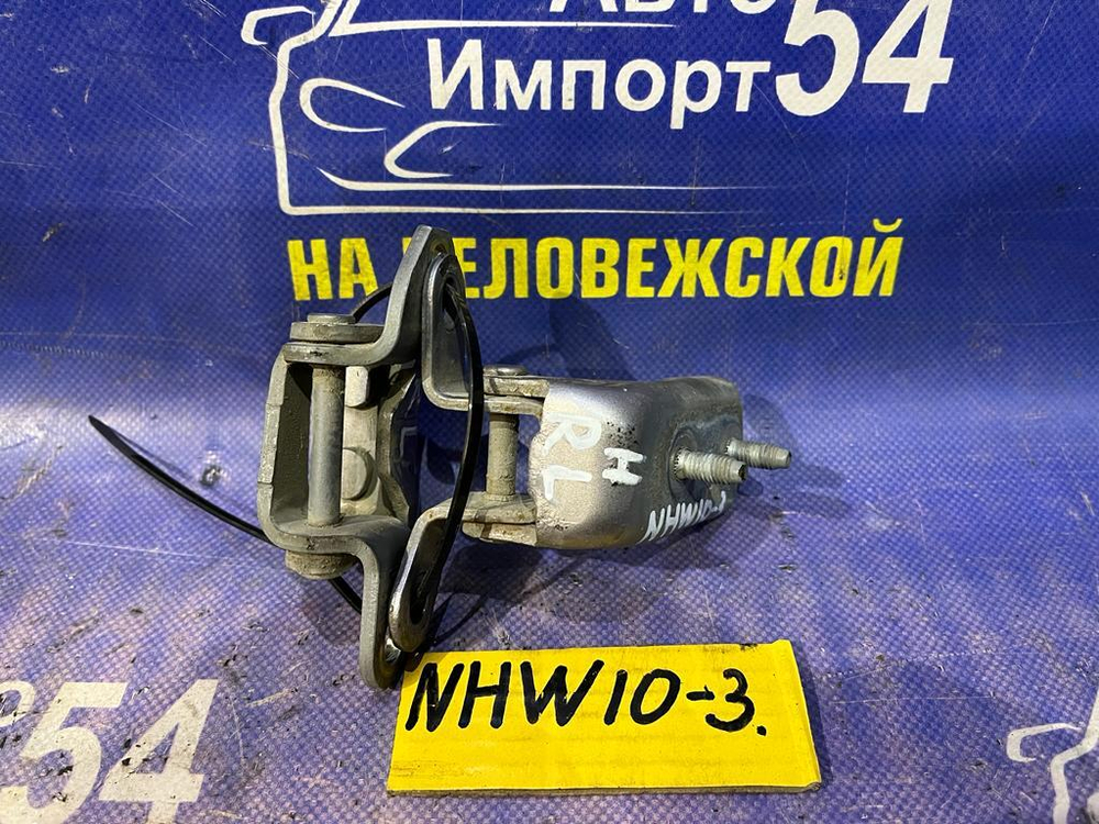 Петля двери задней левой TOYOTA PRIUS 2000