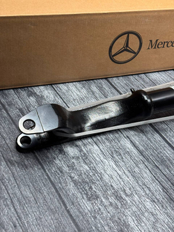 Амортизатор левый передний Mercedes-Benz A2533200530