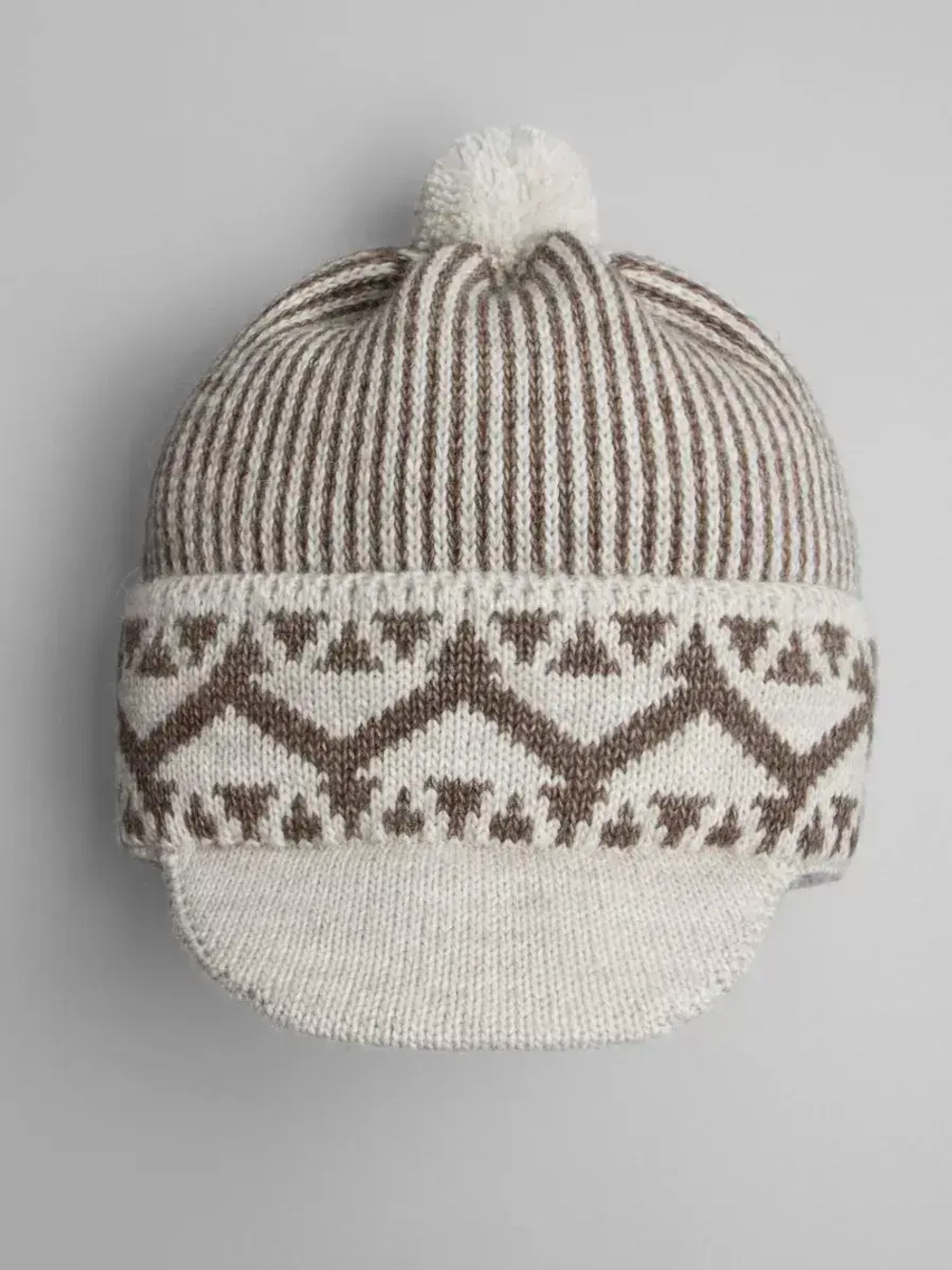 Шапка для мальчика с козырьком на осень