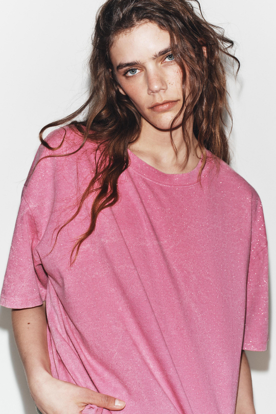 ZARA ФУТБОЛКА С ЭФФЕКТОМ ПОТЕРТОСТИ И БЛЕСТКАМИ, РОЗОВЫЙ