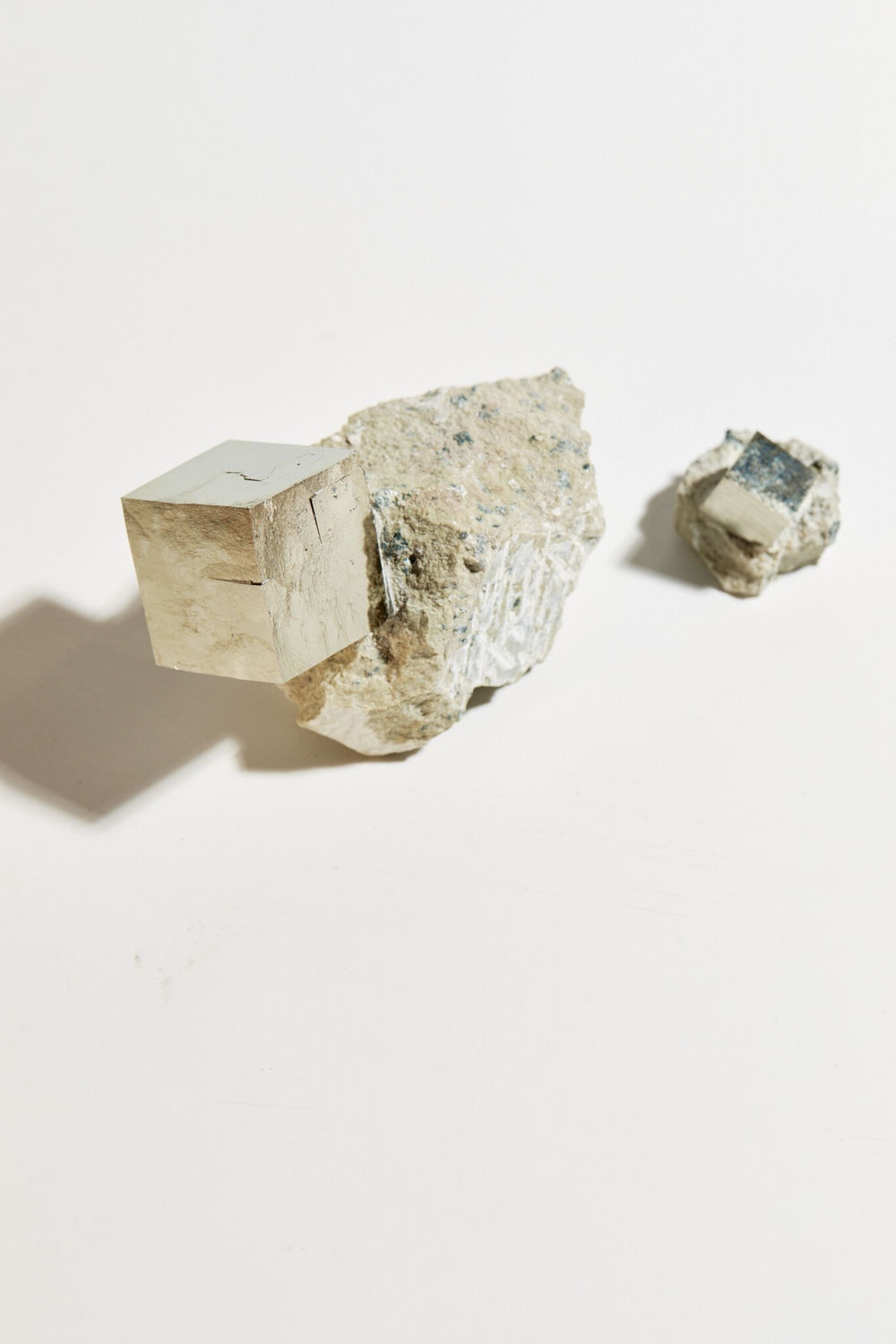 Пирит на породе L