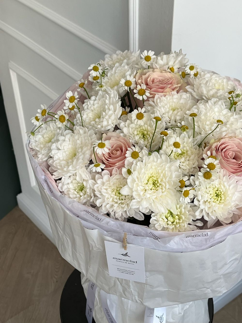 Авторский букет сборный из хризантемы, ромашки и роз