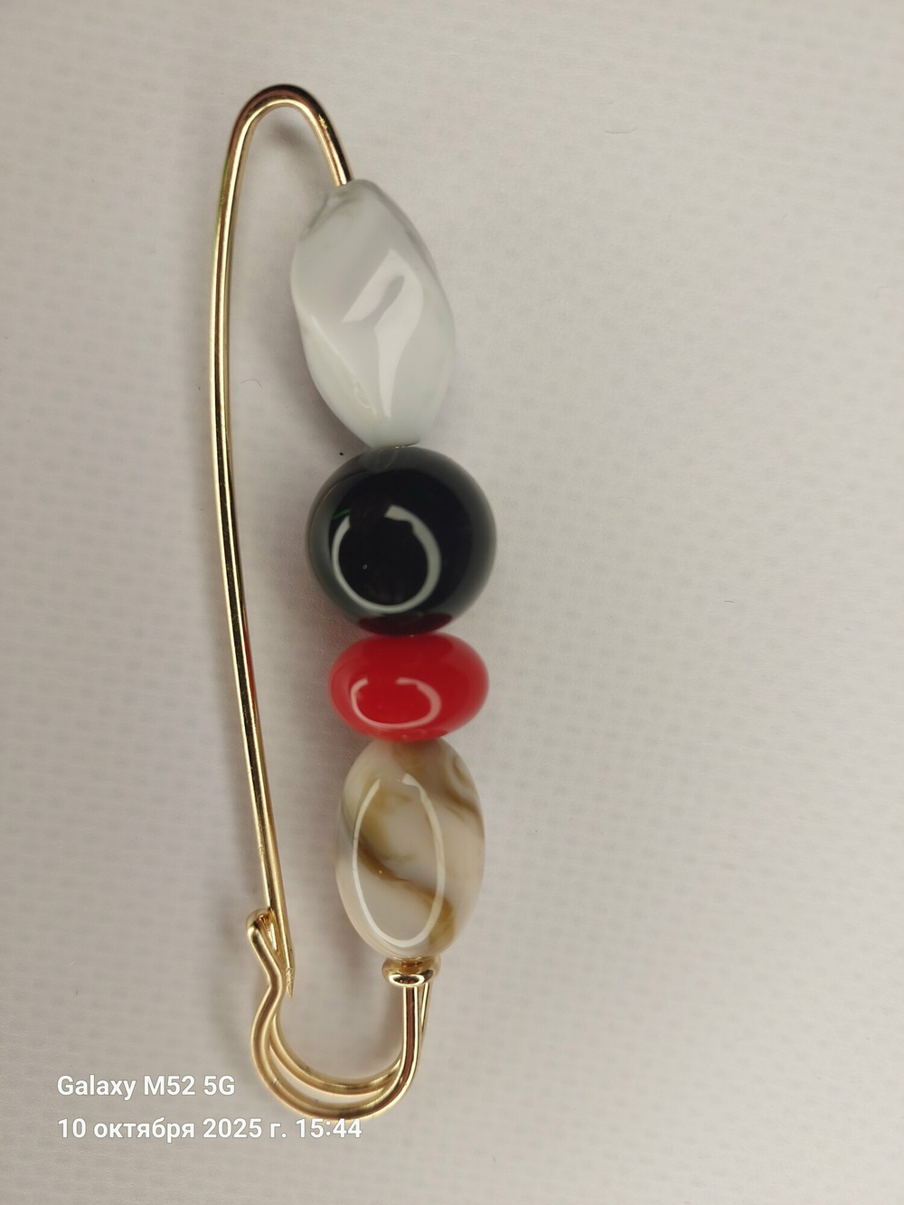 Булавка брошь "Цветные камешки" для кардигана, пальто, платков, костюмов, одежды. Цвет серый красный