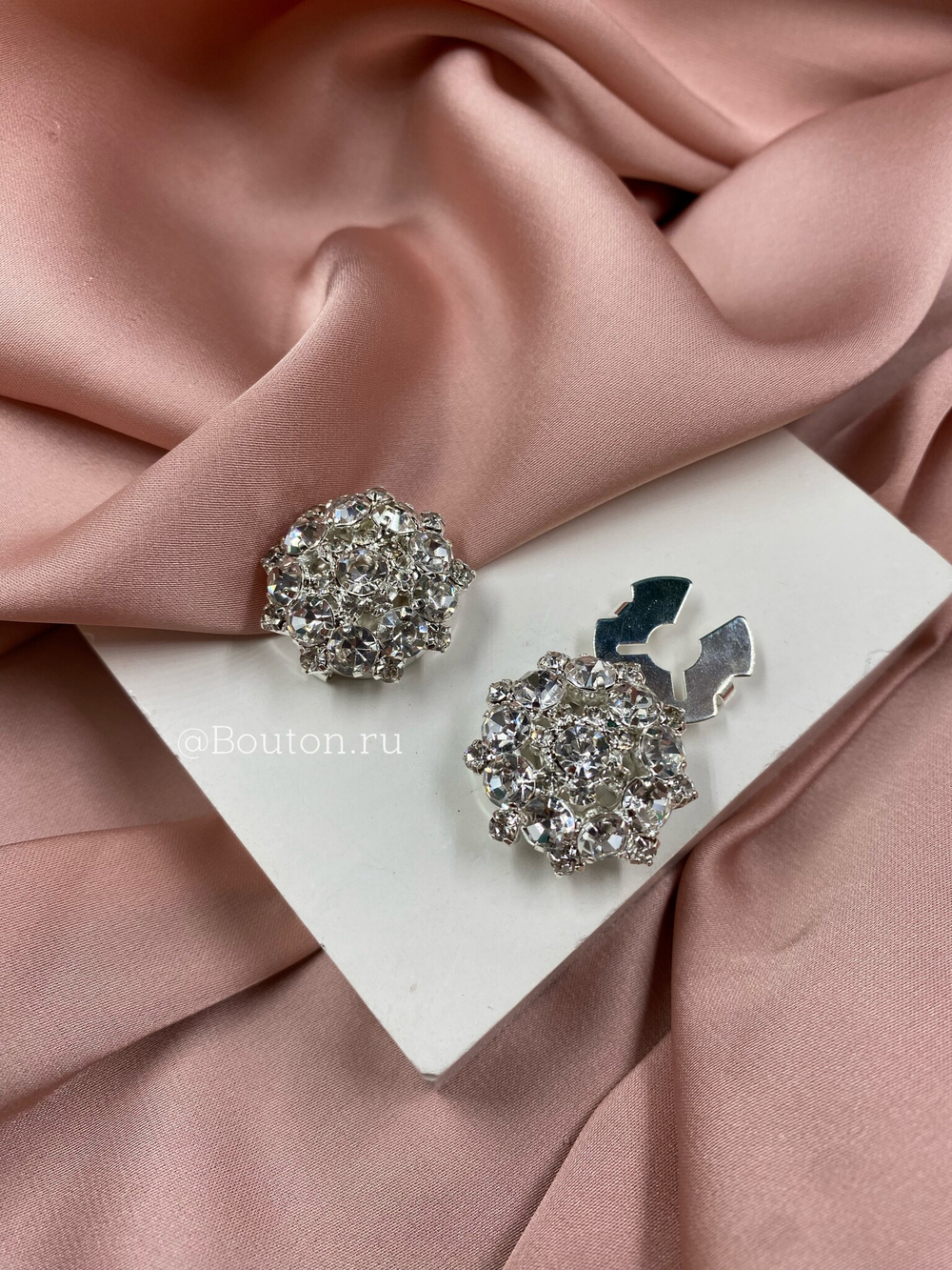 Накладка на пуговицу стразы серебристые в серебристом обрамлении (клипса)