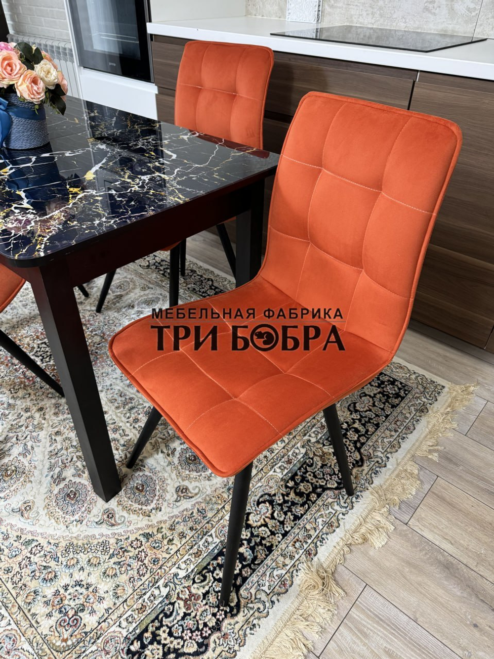 Стеклянный раздвижной стол "Черный мрамор" и стулья "ГУЧИ" оранжевый