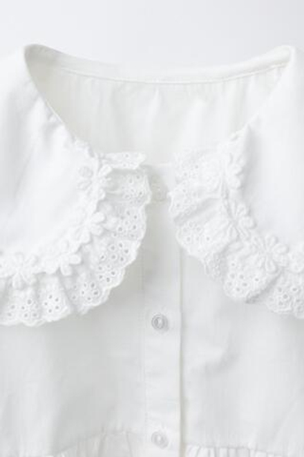 ZARA ПЛАТЬЕ ИЗ ПОПЛИНА С ВЫШИТЫМ ВОРОТНИКОМ, БЕЛЫЙ