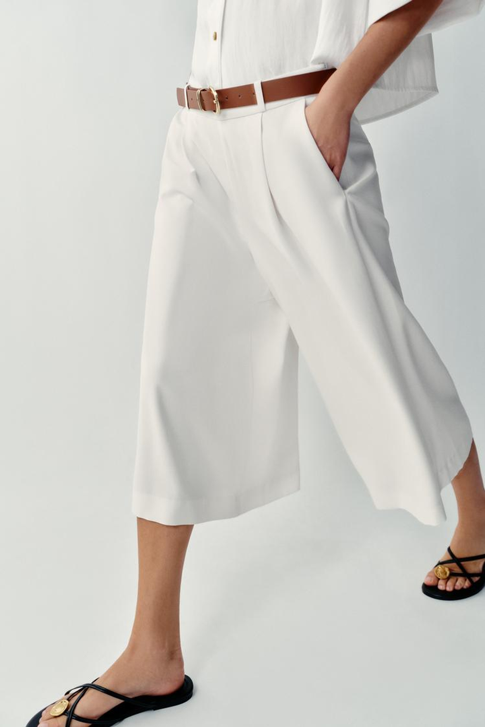 ZARA ДЛИННЫЕ ШОРТЫ С РЕМНЕМ, ЖЕЛТОВАТО-БЕЛЫЙ