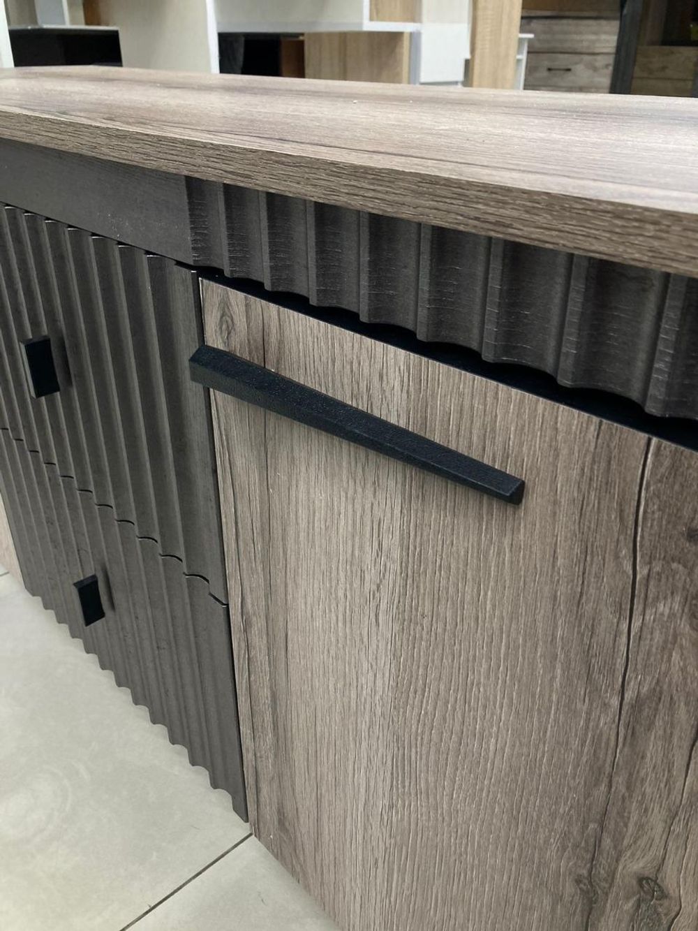 Тумба под ТВ с ножками Ольга-3 дуб делано серый/сильвер Пэлас