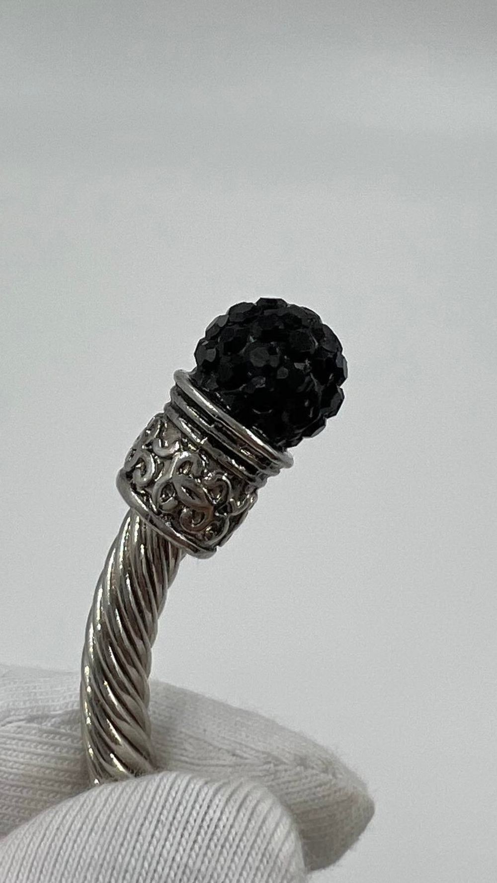 Браслет кафф с чёрными кристаллами