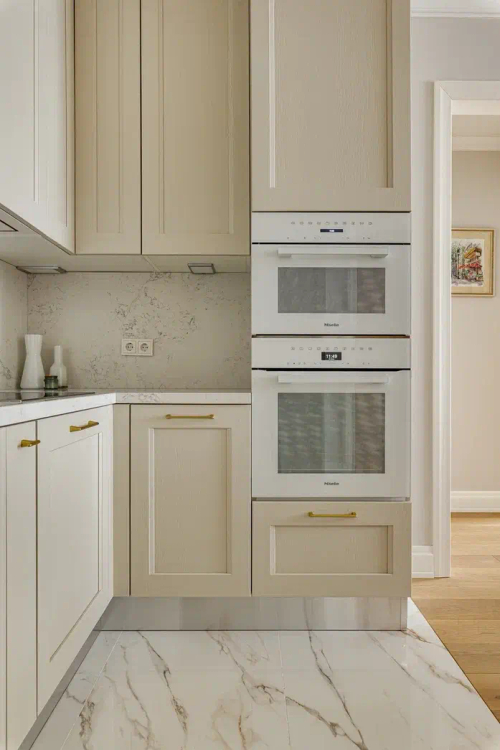 Угловая Кухня с Белыми Мраморными Столешницами