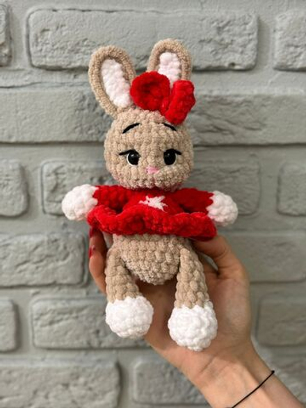 Игрушка зайка девочка плюшевая вязаная