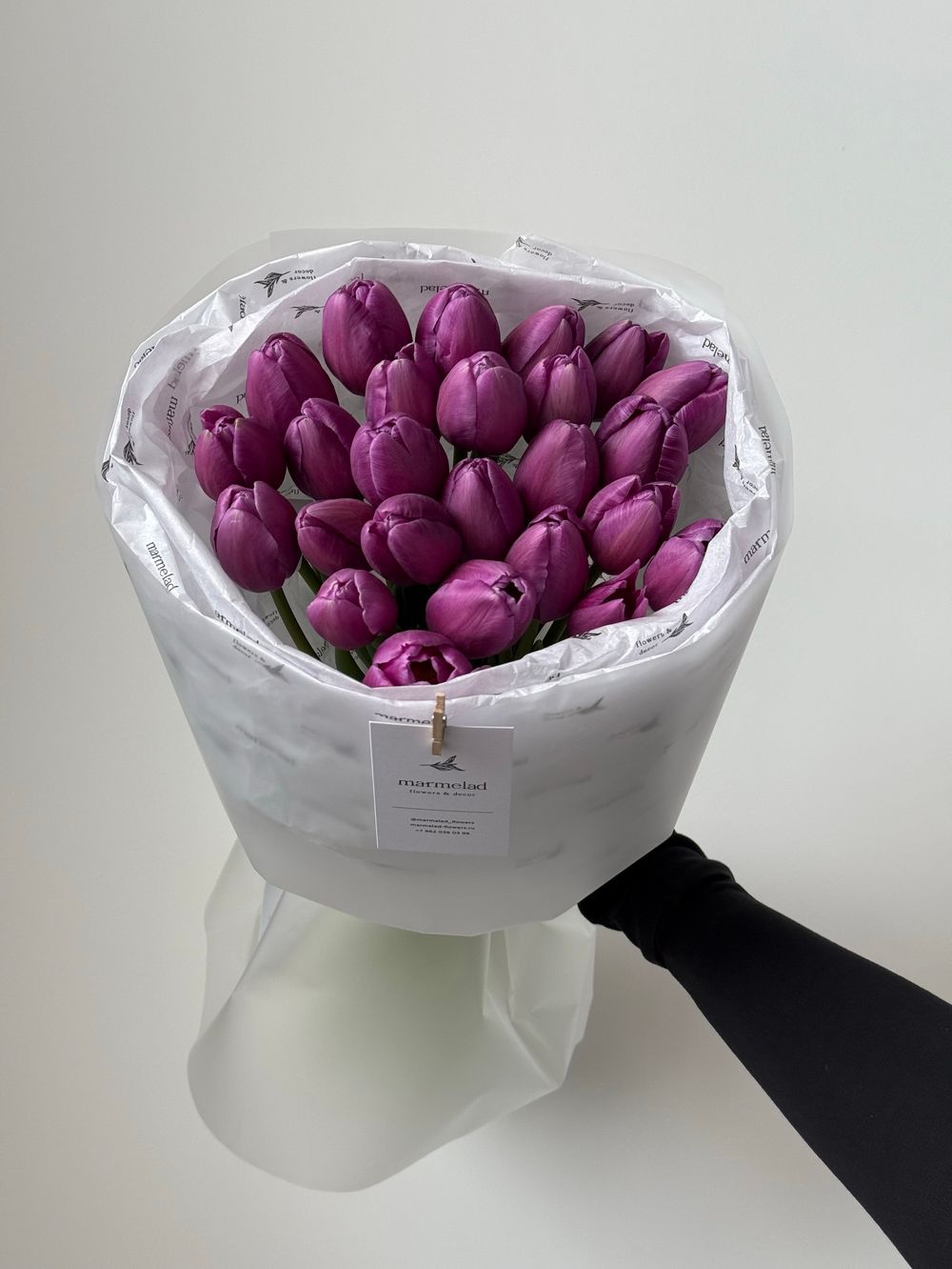 Букет из 25 фиолетовых тюльпанов