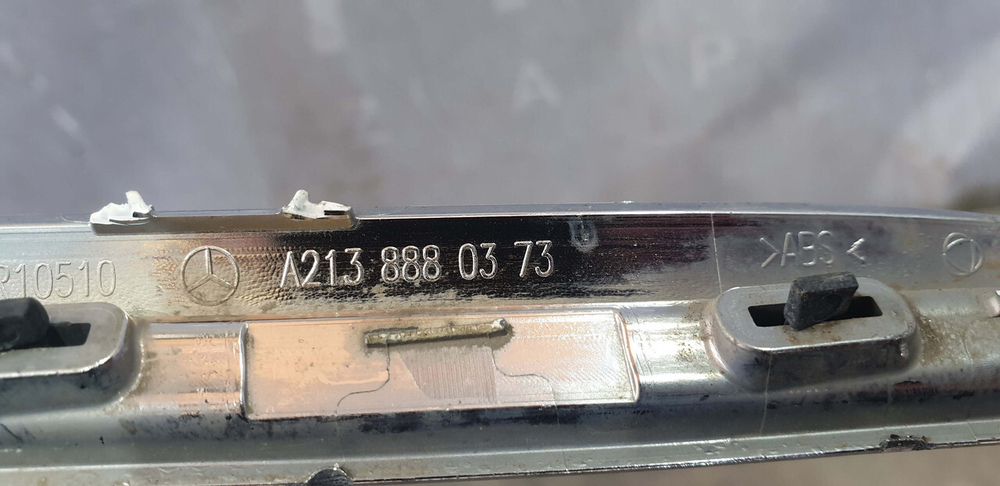Молдинг решетки радиатора Mercedes E (W213) 16-20 Б/У Оригинал A2138880373