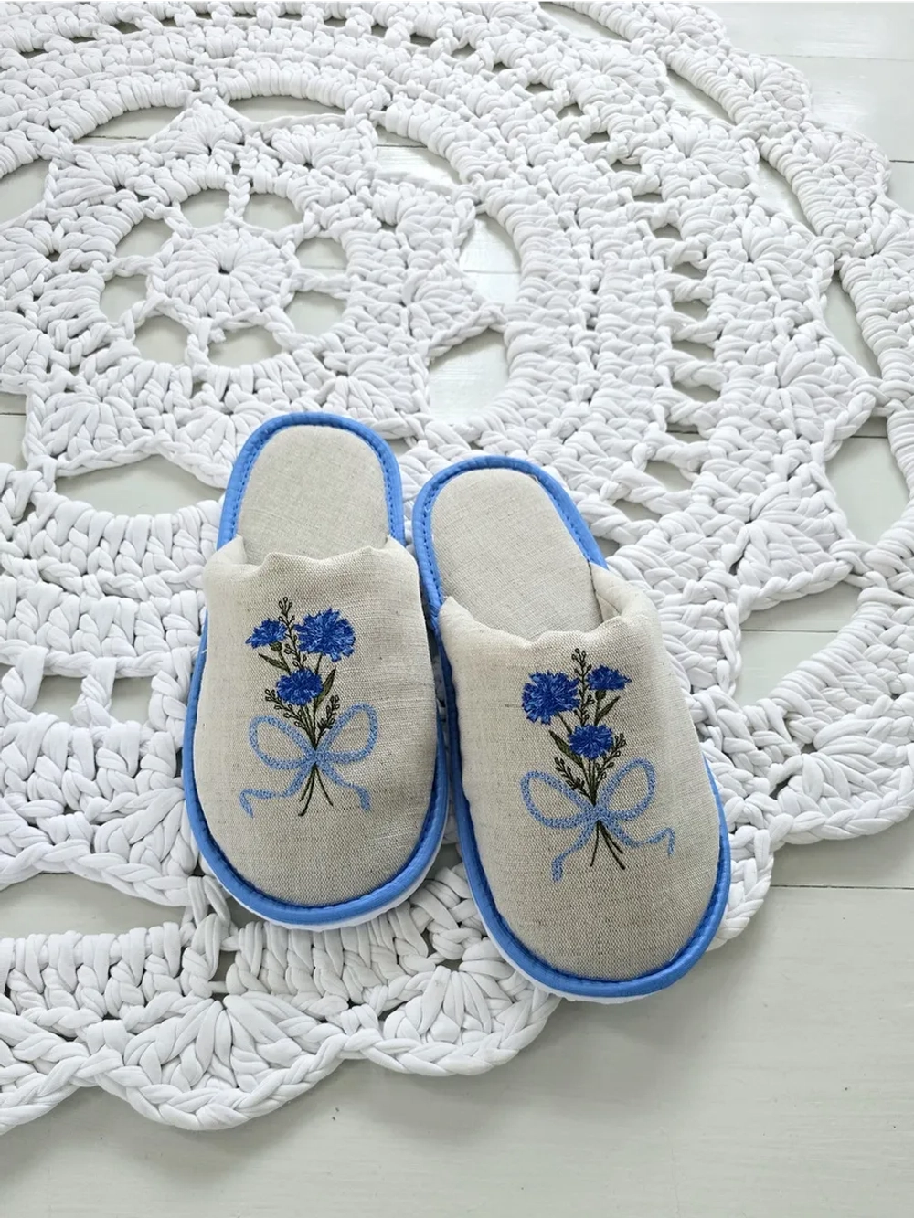 Льняные тапочки с вышивкой Васильки