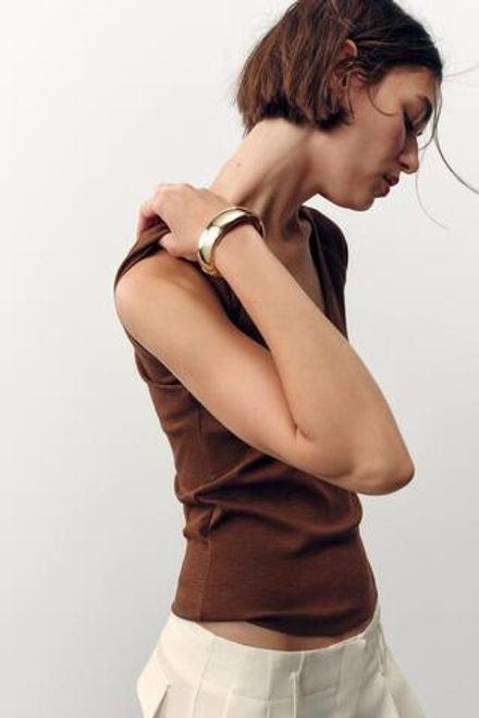 ZARA ФУТБОЛКА В РУБЧИК С V-ОБРАЗНЫМ ВЫРЕЗОМ, ШОКОЛАДНЫЙ