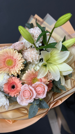 Нежный персиковый сборный букет