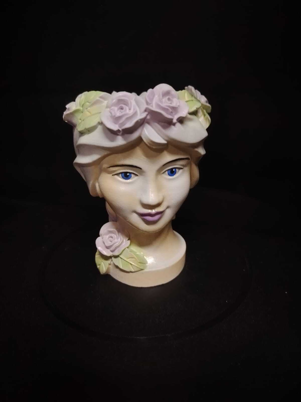 Кашпо "Девушка с розами"