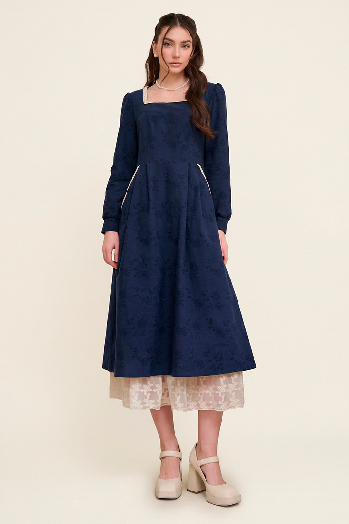 Платье с квадратным вырезом