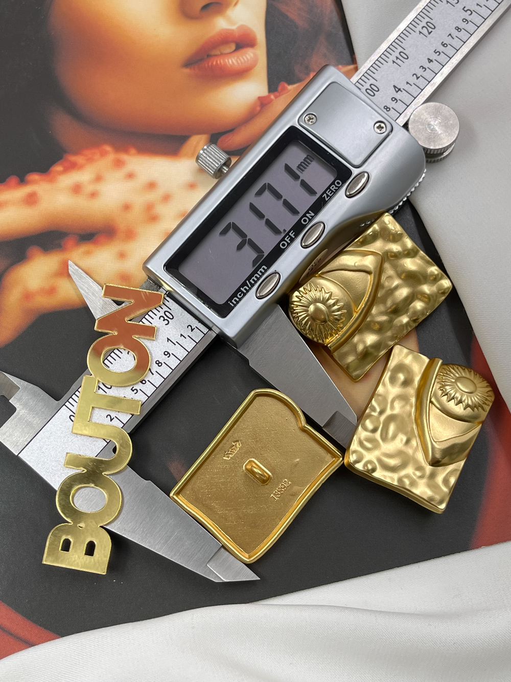 Пуговицы прямоугольной формы с глазом Скиап., матовое золото