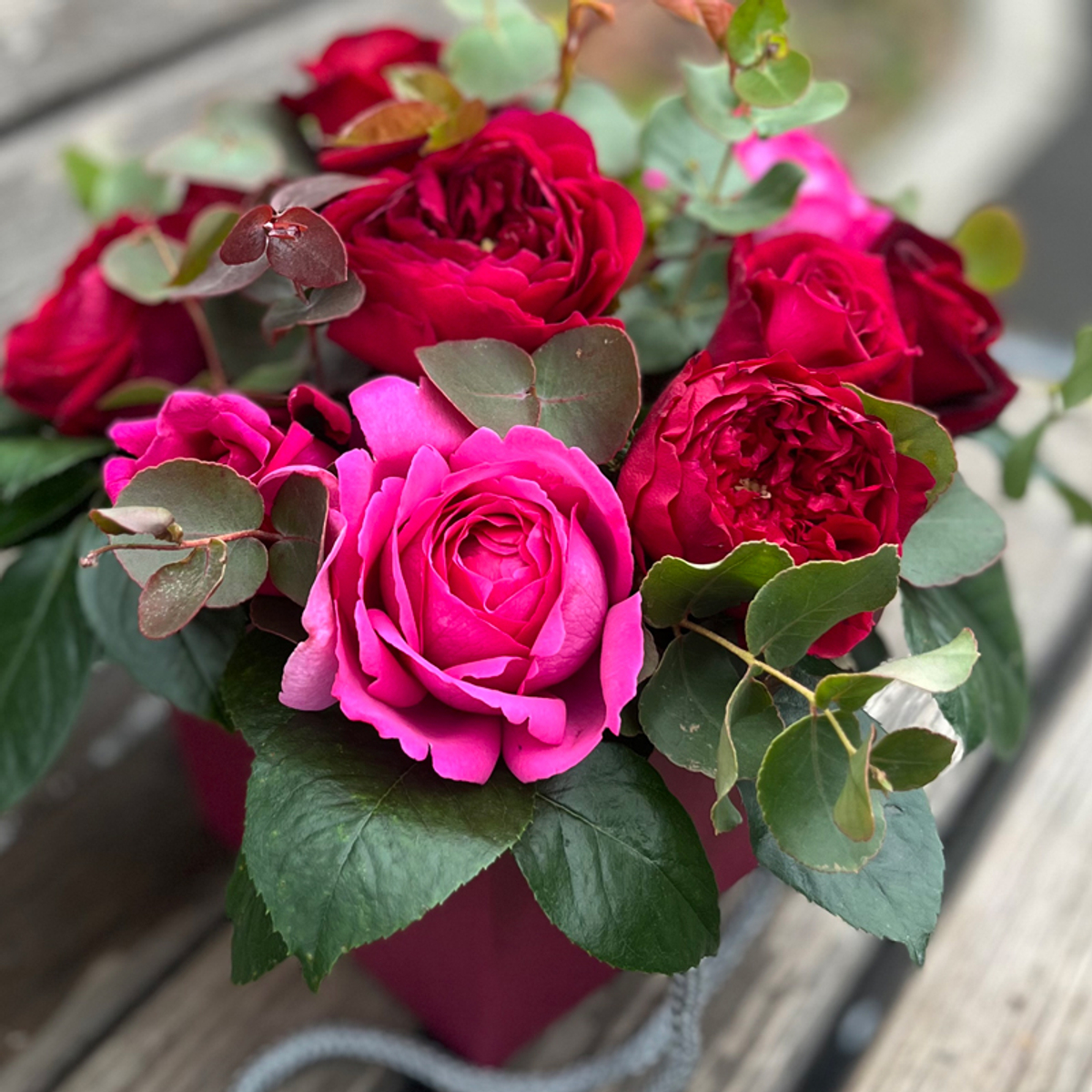 🍀 Красный микс — композиция ароматных роз — d ~ 25 см — в коробке — для мамы