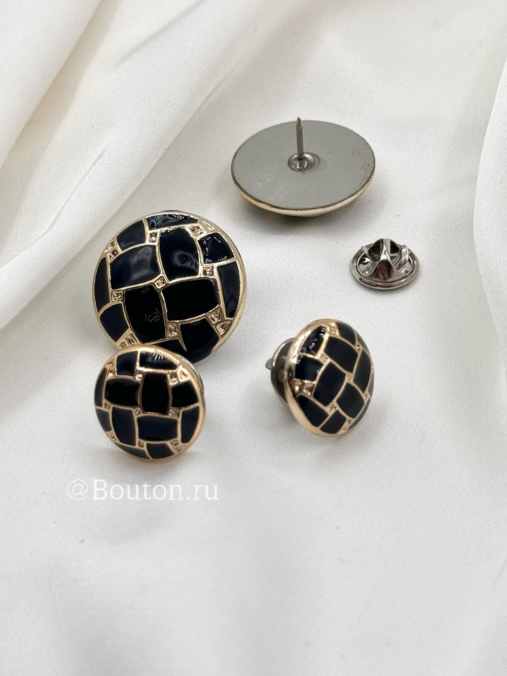 Брошь-пин (пуговица) черная с золотистыми деталями