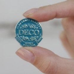 Значок с логотипом "10 лет DECO в России"