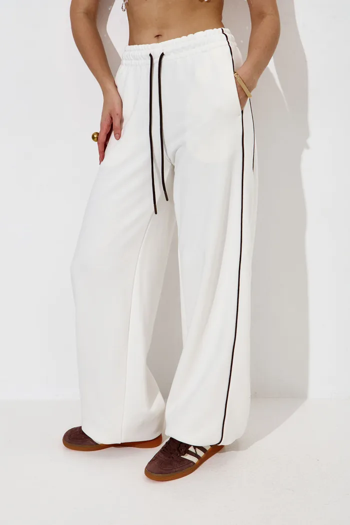 Широкие джоггеры без начеса с кантом кремового цвета