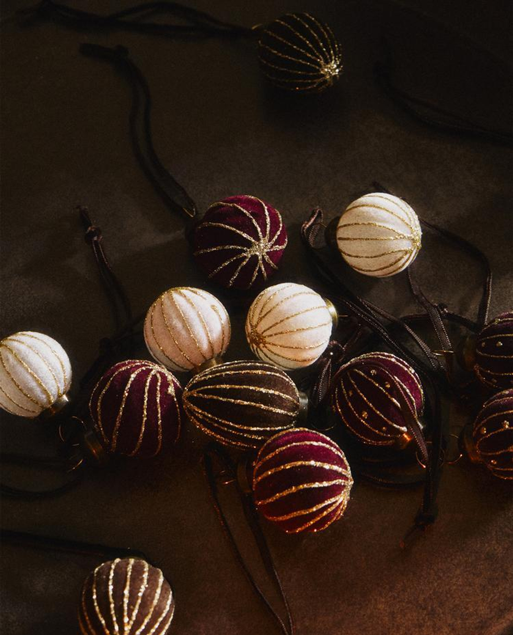 ZARA HOME НАБОР ЕЛОЧНЫХ УКРАШЕНИЙ ИЗ БАРХАТНЫХ БЕЛЫХ ШАРИКОВ (УПАКОВКА ИЗ 20 ШТУК), КОРИЧНЕВЫЙ