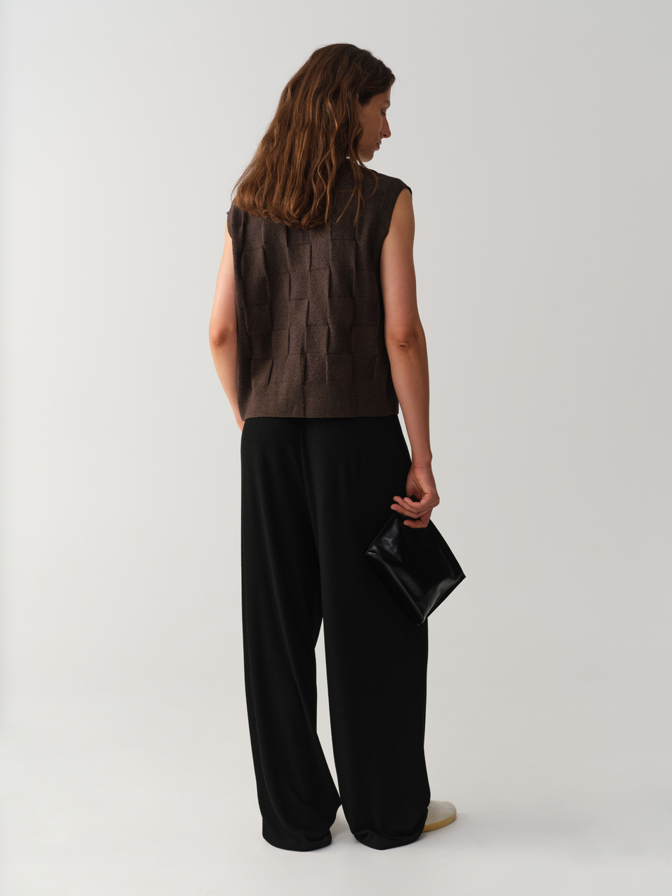 Жилет вязаный