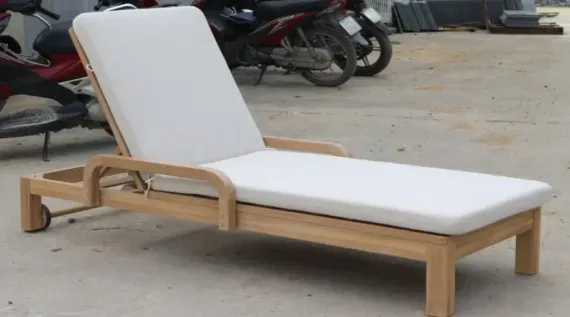 Шезлонг Rimini из массива акации с бежевым матрасом