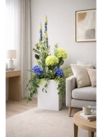 Напольная композиция из искусственных растений и цветов