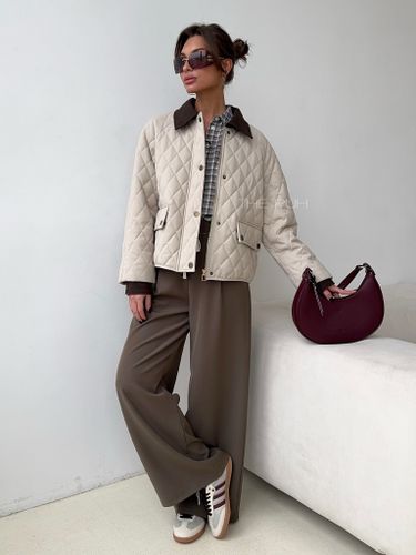 Укороченная стеганая куртка бежевого цвета