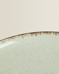 ZARA HOME ФАРФОРОВАЯ ОБЕДЕННАЯ ТАРЕЛКА С ОБОДКОМ ПОД СТАРИНУ, ЗЕЛЕНЫЙ