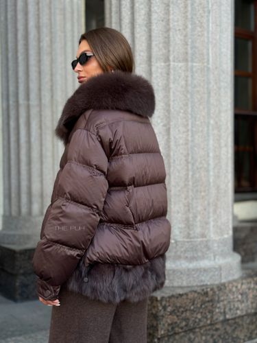 Короткий шоколадный пуховик с меховой отделкой