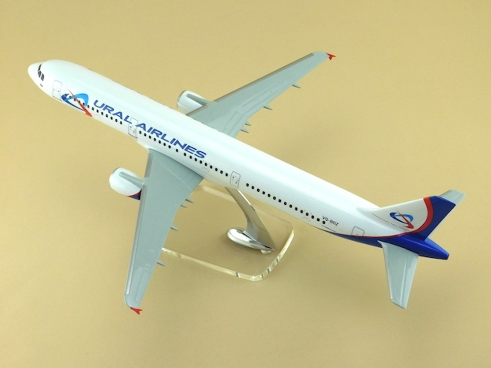 Модель самолета Airbus A321 (М1:100, Ural Airlines)
