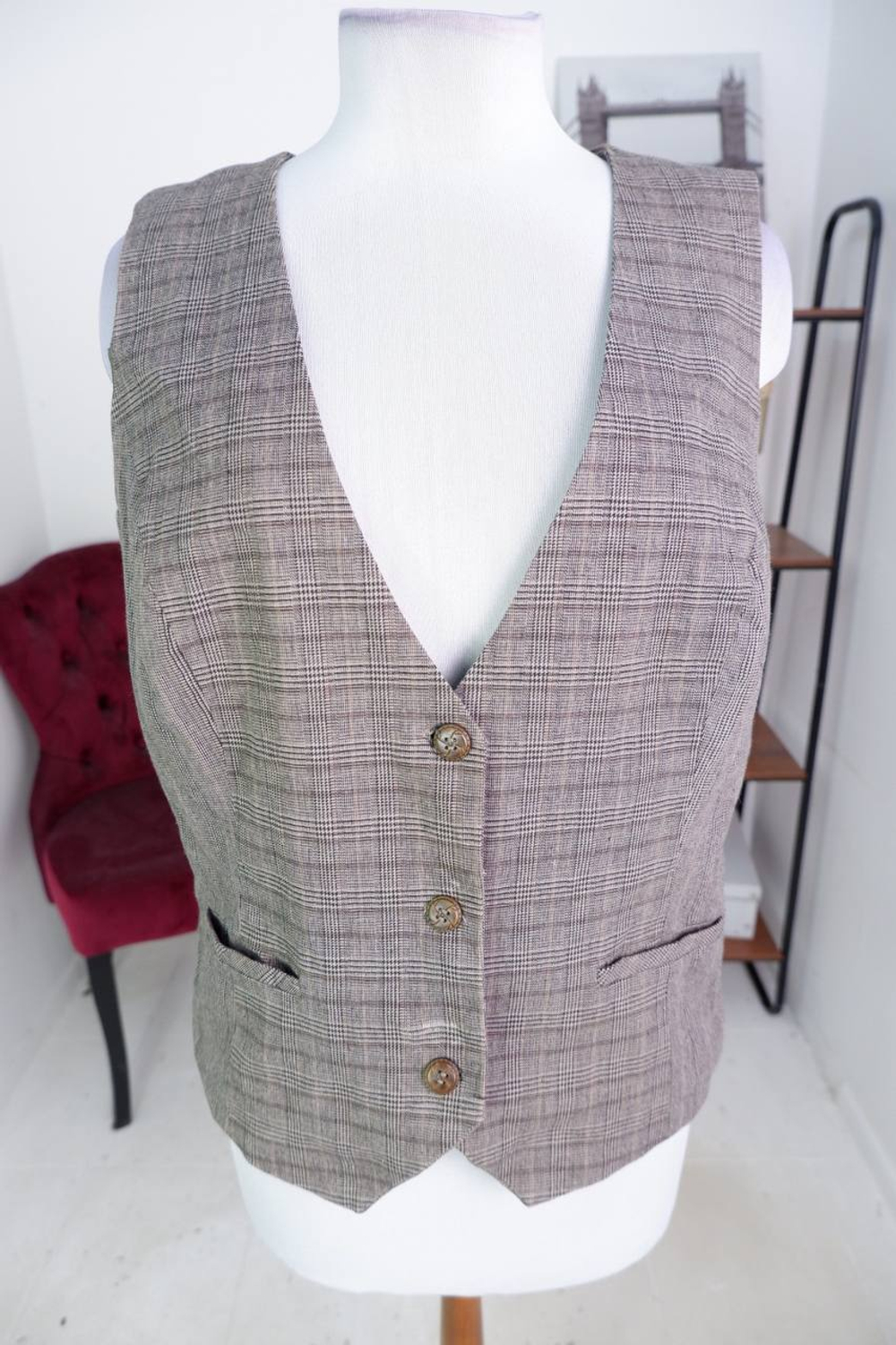 Жилетка для модного акцента в образе, визуально на 46 размер