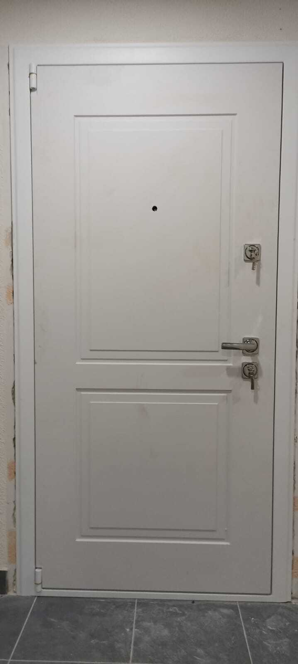 Входная белая металлическая дверь  Нео Вайт Гладкая 16 Силк титан, без текстуры (фурнитура ХРОМ блестящий)