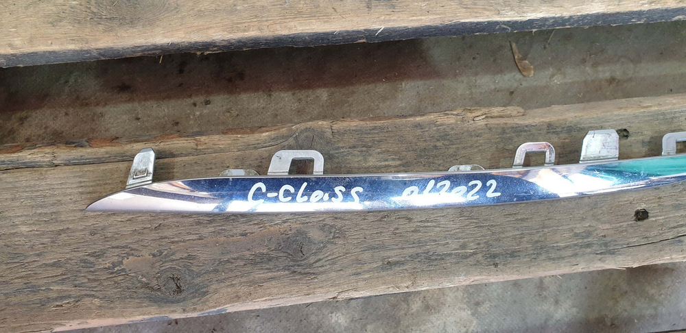 Молдинг решетки радиатора Mercedes C (W205) 14-18 Б/У Оригинал A2058880273