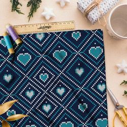 Ткань таффета сердечки в ромбах на синем свитере