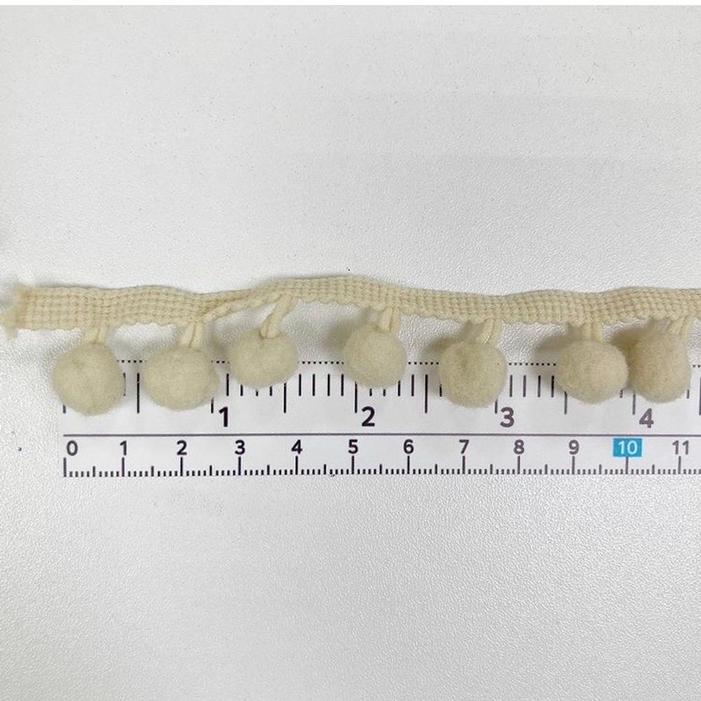 Тесьма с помпонами, цвет Бежевый