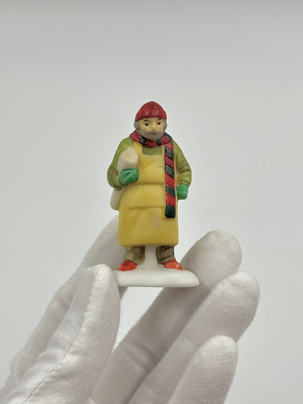 Фигурка Мужчина со свёртком Department 56