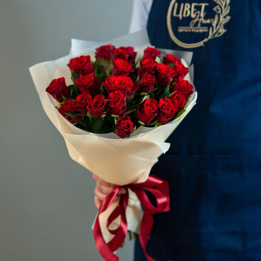 Красные кенийские розы в оформлении