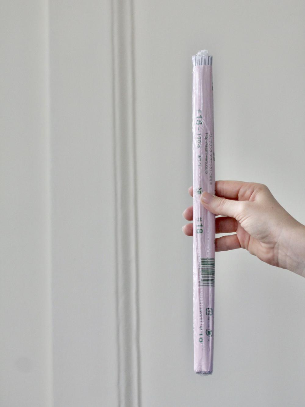 Проволока Белая в тейп ленте японская для цветов толстая №18, 100 шт.