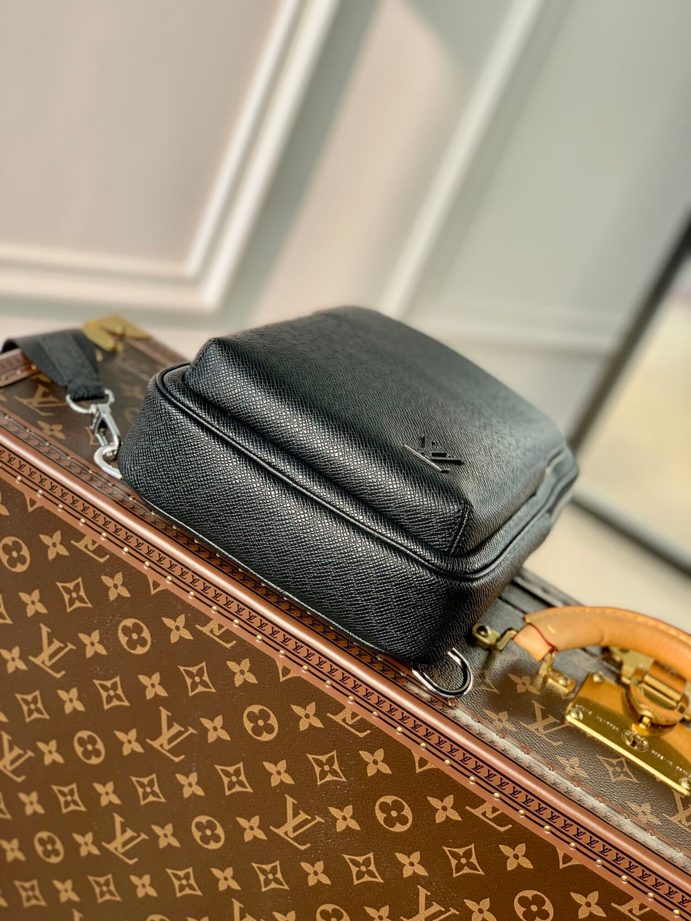 Louis Vuitton Avenue Slingbag