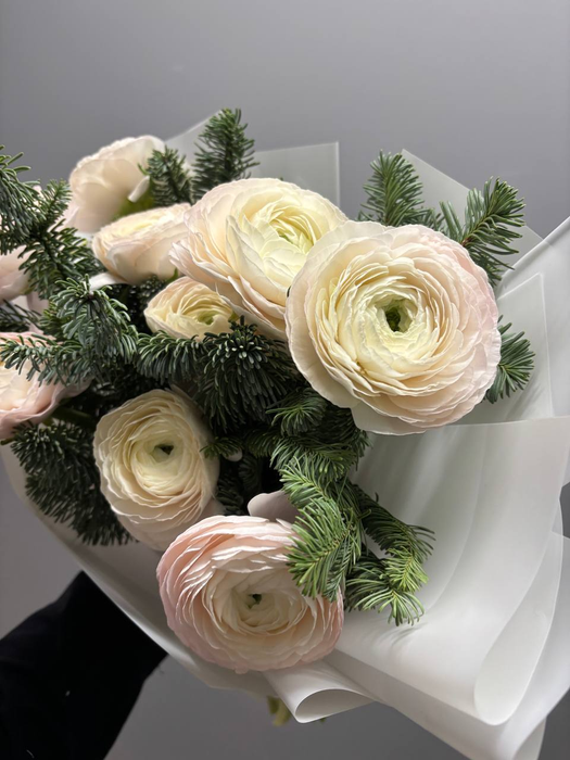 Букет из нежный ранункулюсов с нобилисом
