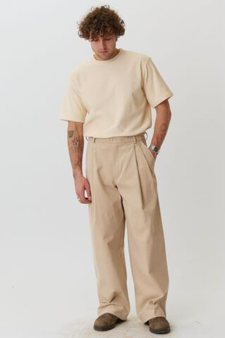 Брюки мужские со складками из бежевого вельвета